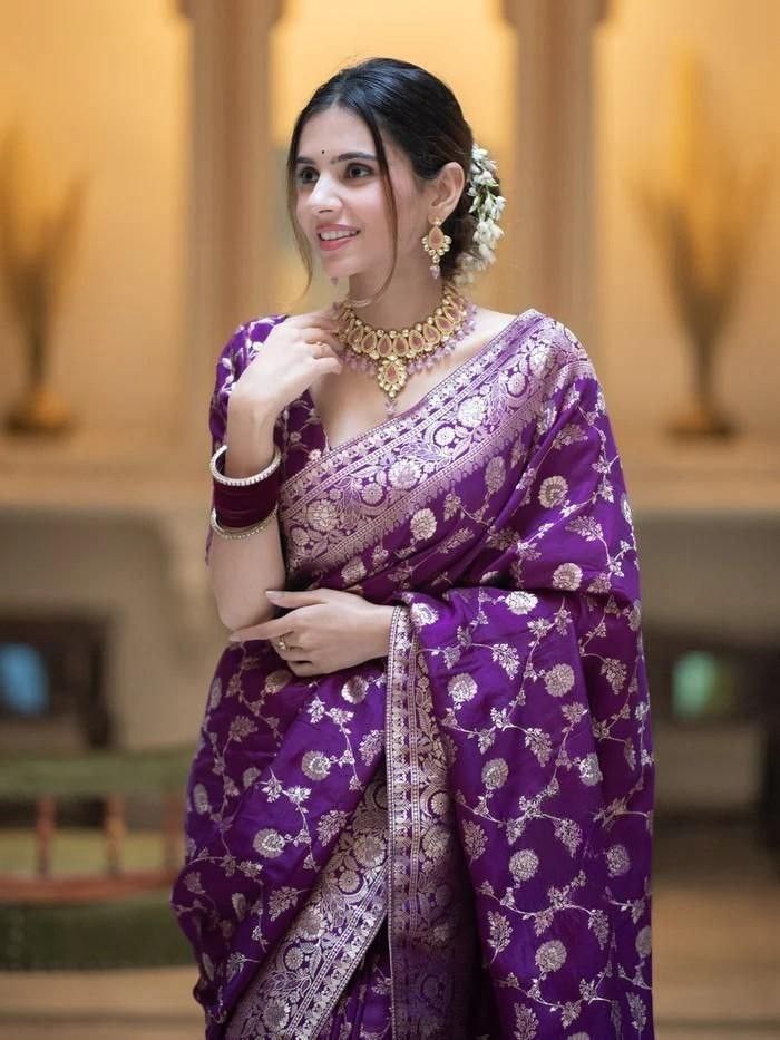 Banarsi Saree Bridal Look, Banarasi Saree Reception Look, Banarsi Silk Saree Blouse Design, Purple Color Blouse Designs, Saree With Gajra Look, Purple Bridal Saree, Banarsi Saree Look, Banarsi Saree Blouse Design, Banarasi Silk Saree Bridal