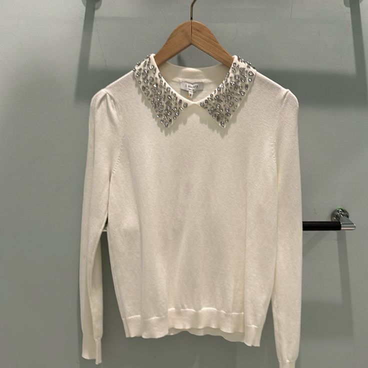 Beautiful White Sweater With Jewel Collar Blouse With Pearls, Sweater Collar, Jeweled Collar, Embellished Collar, Embellished Sweaters, Collar Sweater, White Sweater, Sweater Blouse, White Sweaters