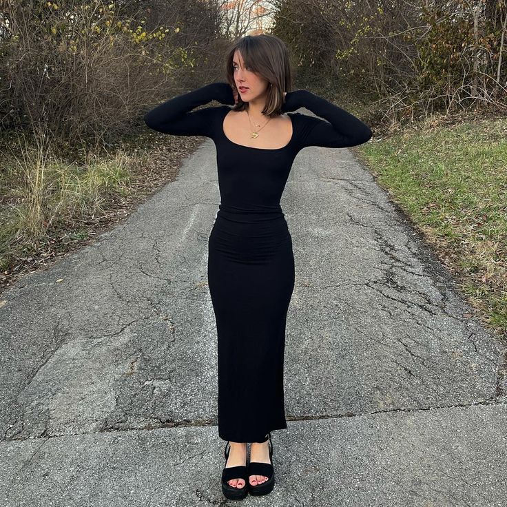 Skims Long Sleeve Dress Styled, Black Full Sleeve Dress, Long Black Dress Casual, Black Dress Outfit Winter, Long Black Dress Outfit, Long Dress Fall, Long Sleeve Dress Outfit, Black Maxi Dress Outfit, Full Sleeve Maxi Dress