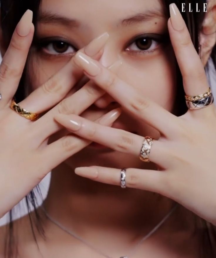 Jennie Kim Chanel, Idol Nails, Nail Paint Shades, Chanel Ring, Jennie Chanel, Elle Fashion, Elle Korea, Pretty Jewelry Necklaces, Simple Acrylic Nails