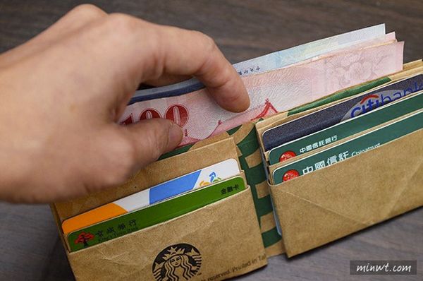 starbucks-paper-bag-wallet-2 Bag Origami, Origami Wallet, Paper Wallet, Wallet Tutorial, Diy Wallet, Custom Wallet, Paper Folding, Origami Paper, Wallet Bag