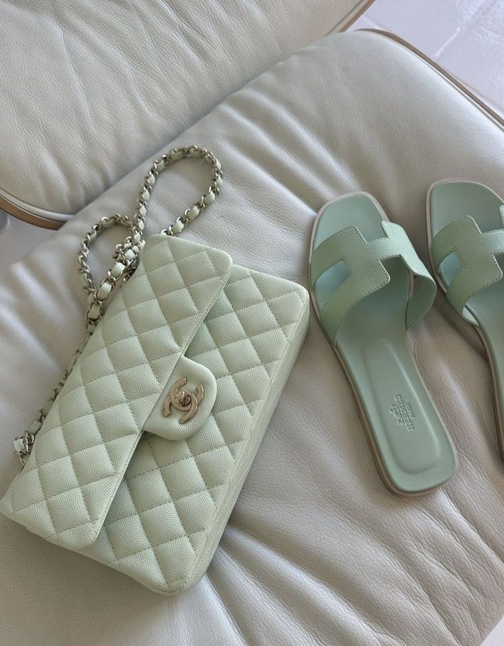 Green Chanel Bag, Green Chanel, Wealthy Woman, Woman Entrepreneur, Wealthy Women, Being A Woman, Photo Bag, Green Sandals, Cute Bags