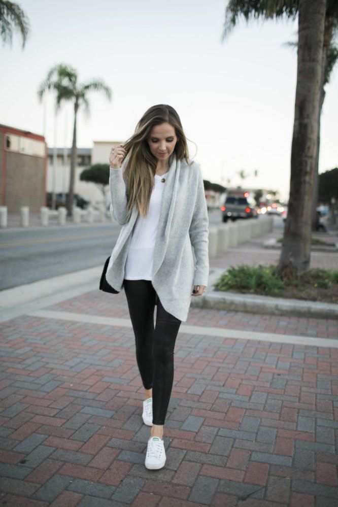 Leggings Outfit Casual, Leather Leggings Outfit, Cute Outfits With Leggings, Look Legging, Leather Legging, Black Leggings Outfit, White Tennis Shoes, Loungewear Outfits, Legging Outfits