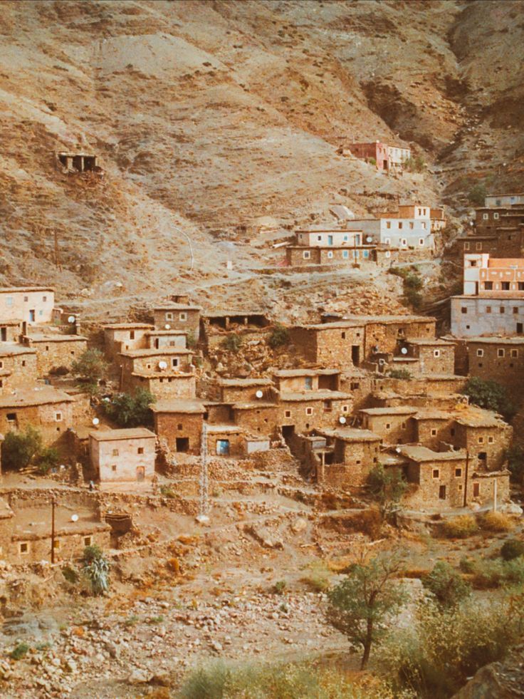 Bereber village mountains Morocco Fantasy Village In The Mountains, Middle Eastern Landscape, Middle Eastern Village, Desert Village Aesthetic, Desert Town Aesthetic, Sahara Desert Aesthetic, Berber Architecture, Desert Africa, Sand Village