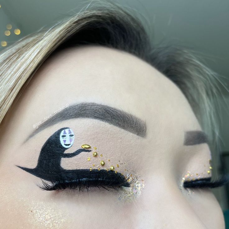 One Piece Inspired Makeup, Studio Ghibli Inspired Makeup, Graphic Eyeliner Halloween, Studio Ghibli Makeup, Makeup Look With Rhinestones, Eyeliner Drawings, Ghibli Makeup, Ghost Eyeliner, No Face Makeup