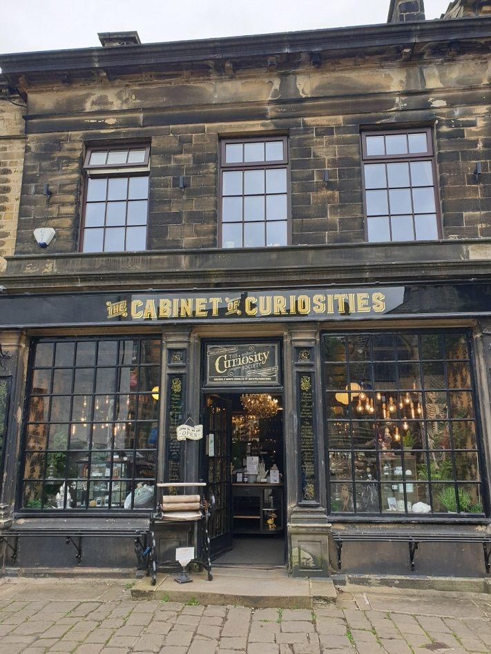 an old building with many windows on the front and side of it that says the cabinet & curiosities