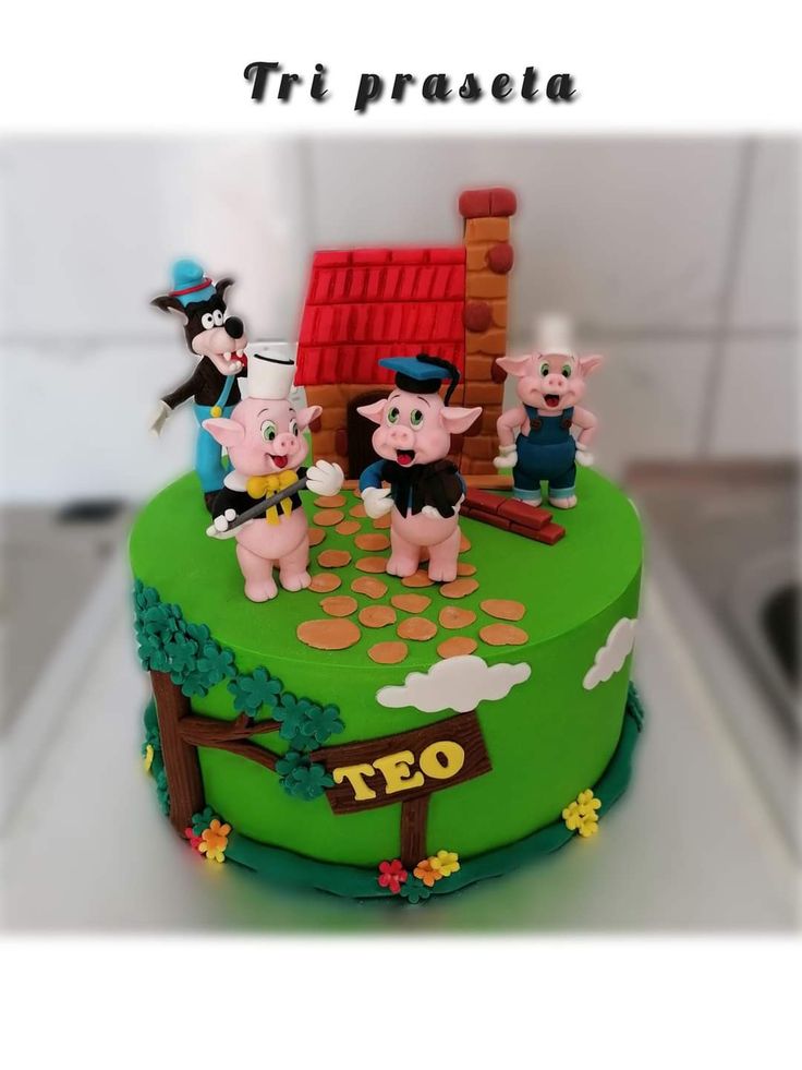 there is a green cake with three little pigs on it and the words ti prestela written in spanish