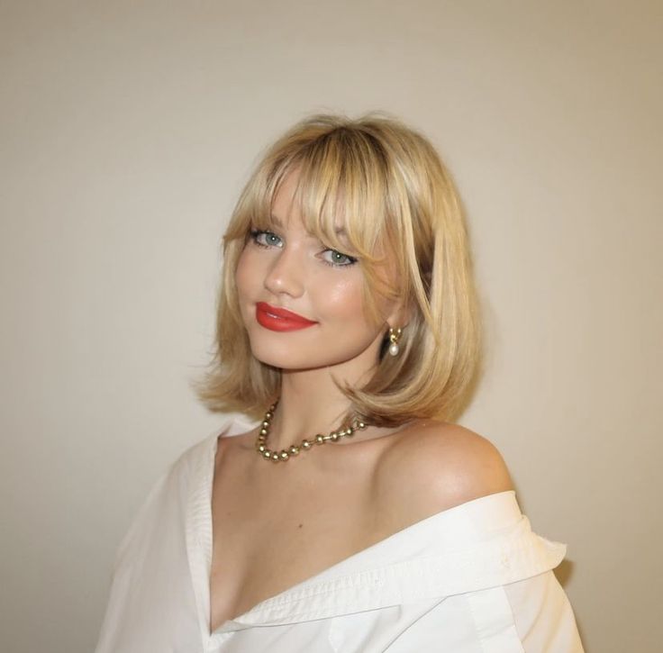 Old School Short Hair, Long And Short Layers, Shay Sullivan, 90s Haircuts, Bangs With Medium Hair, Hair Inspiration Short, Short Layers, Blonde Hair Looks, Long Layered Hair