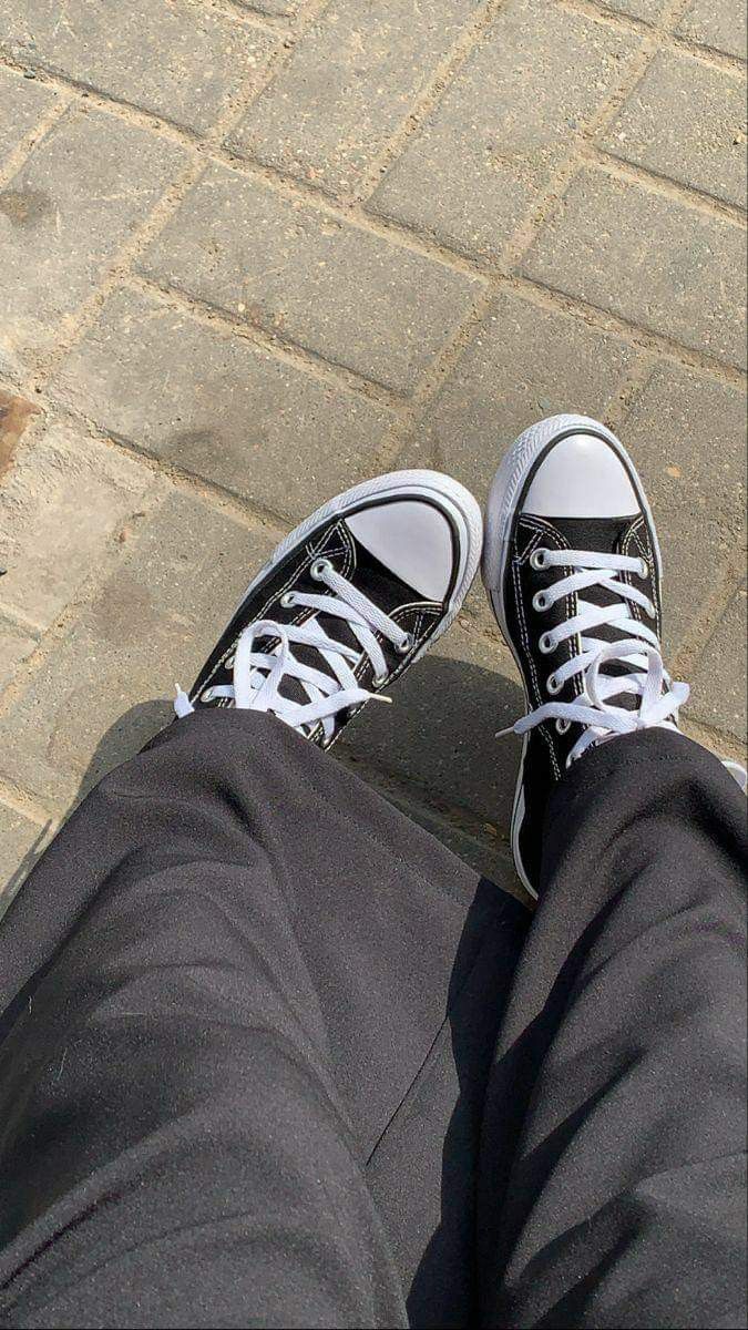 Shoes Aesthetic Wallpaper, Converse Aesthetic Wallpaper, All Star Aesthetic, Converse Wallpaper, Converse Photo, Aesthetic Converse, Converse Aesthetic, Celebrity Casual Outfits, Skater Aesthetic