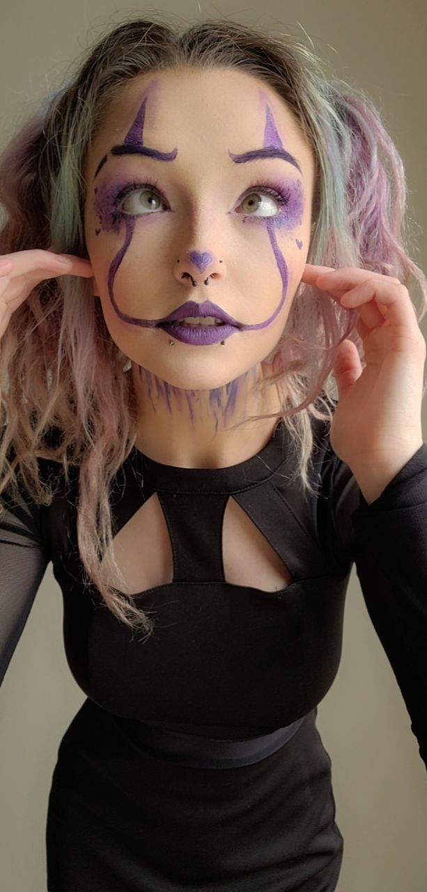 Purple clown Penny wise Halloween makeup Pretty Clown Makeup Halloween, Hot Clown Makeup Women, Girly Clown Makeup, Purple Clown Costume, Pink And Blue Clown Makeup, Clown Makeup Purple, Girls Clown Makeup, Cute Clown Makeup Easy, Halloween Makeup Purple