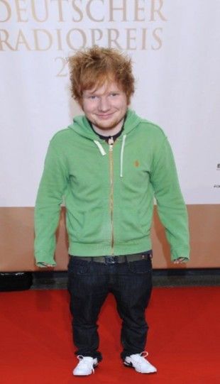 ed sheeran but I edited him to be really short haha Ed Shiran, Pitbull Aesthetic, Ed Sheeran Memes, Ed Sheeran Facts, Ed Sheeran Love, Ginger Men, Ginger Hair, Ed Sheeran, Really Funny Pictures