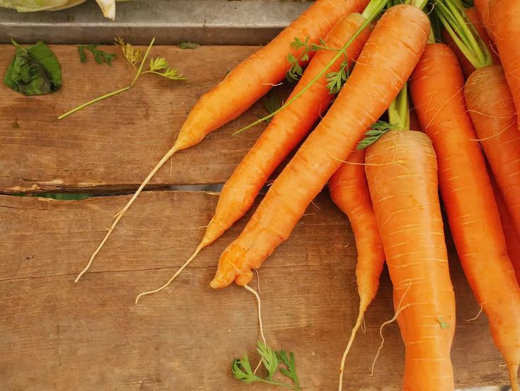 there are many carrots on the table together