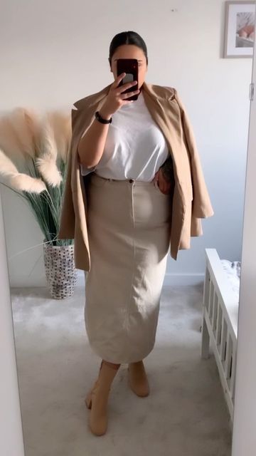 Beige Jeans Skirt Outfit, Beige Jean Skirt Outfit, Beige Denim Skirt Outfit, Beige Midi Skirt Outfit, Cream Skirt Outfit, Transeasonal Outfits, Outfit Ideas Beige, Denim Skirt Outfit Ideas, Denim Midi Skirt Outfit