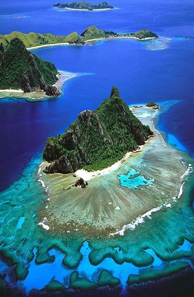 an island in the middle of water with many small islands on each side and two smaller ones