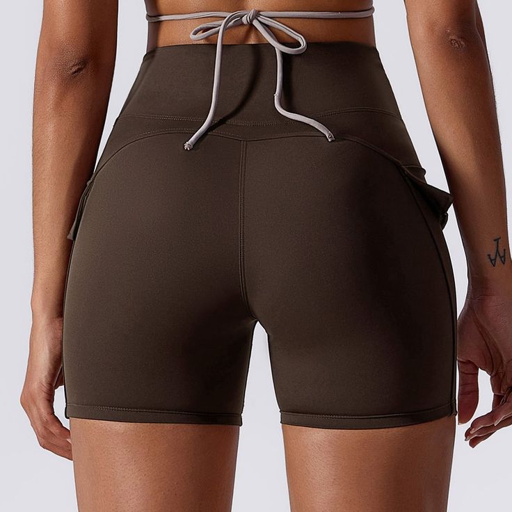 79% Nylon. 21% Lycra® Soft. comfortable. skin friendly 4-way stretch. breathable and sweat-wicking Squat-proof Featuring a pocket on both sides for storing your essentials Perfect for both sports activities and daily life Yoga Biker Shorts, Stylish Shorts, Body Bra, Body Skirt, Slip Shorts, Strapless Bandeau, Yoga Set, Navy And Brown, Sports Activities