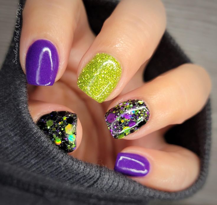 Halloween Chunky Glitter Nails, 90s Pedicure Designs, Vibrant Halloween Nails, Dip Nail Ideas Halloween, Manicure Ideas Halloween, Halloween Dipping Powder Nails, Crome Nails Halloween, Extra Short Halloween Nails, Fun Gel Manicure Ideas