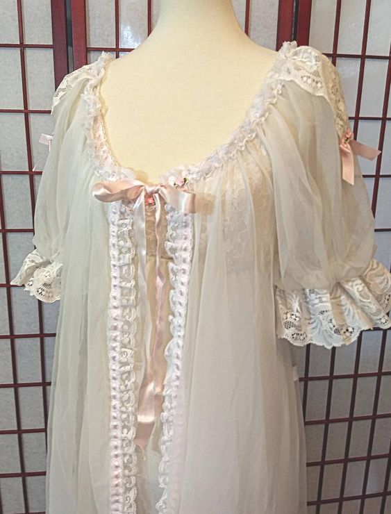 Victorian Set Nightgown Robe , Lingerie set, Bridal Set, Bridal Lingerie. The robe close with ribbon. Rococo Nightgown, Medieval Lingerie, Victorian Nightgown Aesthetic, 1800s Nightgown, Bridgerton Clothes, Lingerielook Aesthetic, Victorian Sleepwear, Victorian Lingerie, Nightgown Vintage