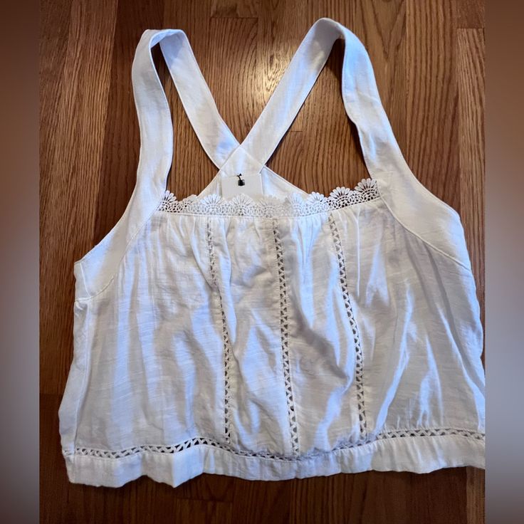 Women’s Cropped White Lace Appliqu Top. Nwt. Can Be Dressed Up Or Down. Size Small. Cropped Lace Trim Tops For Daywear, Cotton Crop Top With Lace Trim For Day Out, Cotton Lace Trim Crop Top For Day Out, Casual Lace Cami Crop Top, Casual Lace Trim Crop Top, Cotton Lace Trim Crop Top Tank, Cropped Cotton Tops With Lace Trim, Cropped Cotton Top With Lace Trim, Summer Tops With Lace Trim For Daywear