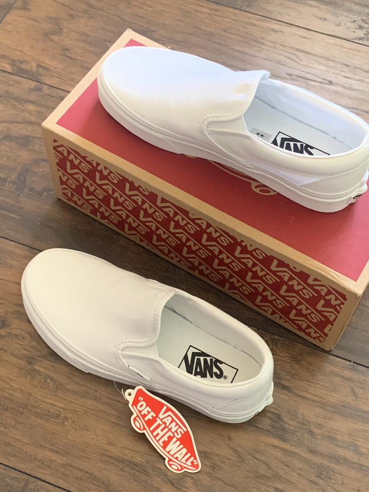 Women’s Slip On Vans, White Slide On Vans, Vans White Slip Ons Outfit, Outfits With White Vans Slip Ons, White Vans Aesthetic, White Vans Slip On Outfit, Vans White Outfit, Vans White Slip Ons, Heels Aesthetic Wallpaper