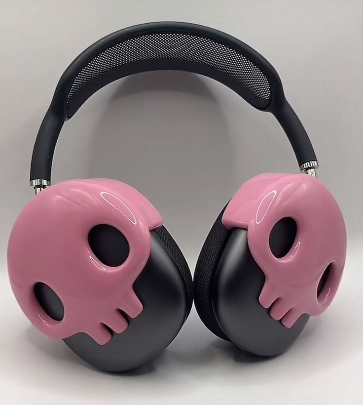 Cute Clothing Accessories, Custom Headphones Diy, Cute Equipment, Skull Candy Headphones Aesthetic, Skullcandy Headphone Aesthetic, Goth Headphones, Kuromi Headphones, Airpod Max Black, Kuromi Airpods