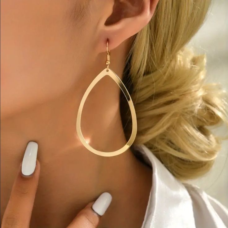 Brand New Women's Hanging Oval Gold Hoop Earrings 14k Gold Plated Sterling Silver 2.4" Tall X 1.4" Across Comfortable & Lightweight Retail Price $295 Buy With Confidence From A Trusted Seller With A 99%+ Feedback Rating! A0163 (Id-1049-) Elegant Everyday Hoop Teardrop Earrings, Teardrop Metal Hoop Earrings, Elegant Everyday Teardrop Hoop Earrings, Everyday Elegant Teardrop Earrings, Gold Tarnish-resistant Teardrop Earrings, Tarnish Resistant Teardrop Jewelry, 14k Gold Oval Hoop Earrings, Classic Drop Hoop Earrings, Oval 14k Gold Hoop Earrings