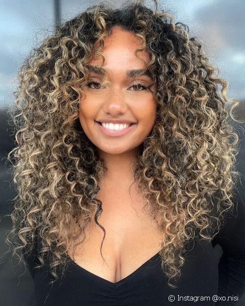 Afro With Highlights, Blonde Curly Balayage, Blonde Balayage Curly Hair Natural, Curly Blonde Highlights, Chunky Highlights Curly Hair, Balayage On Curly Hair, Balayage Curly Hair, Blonde Highlights Curly, Curly Balayage Hair