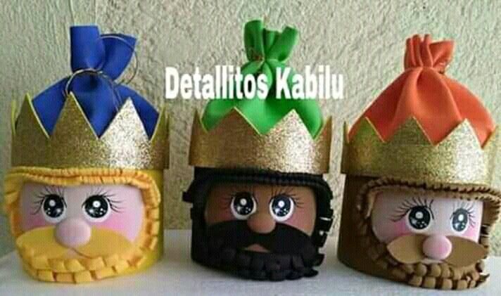 three paper dolls wearing crowns on top of a white table with text that reads, deltalitos kaluu