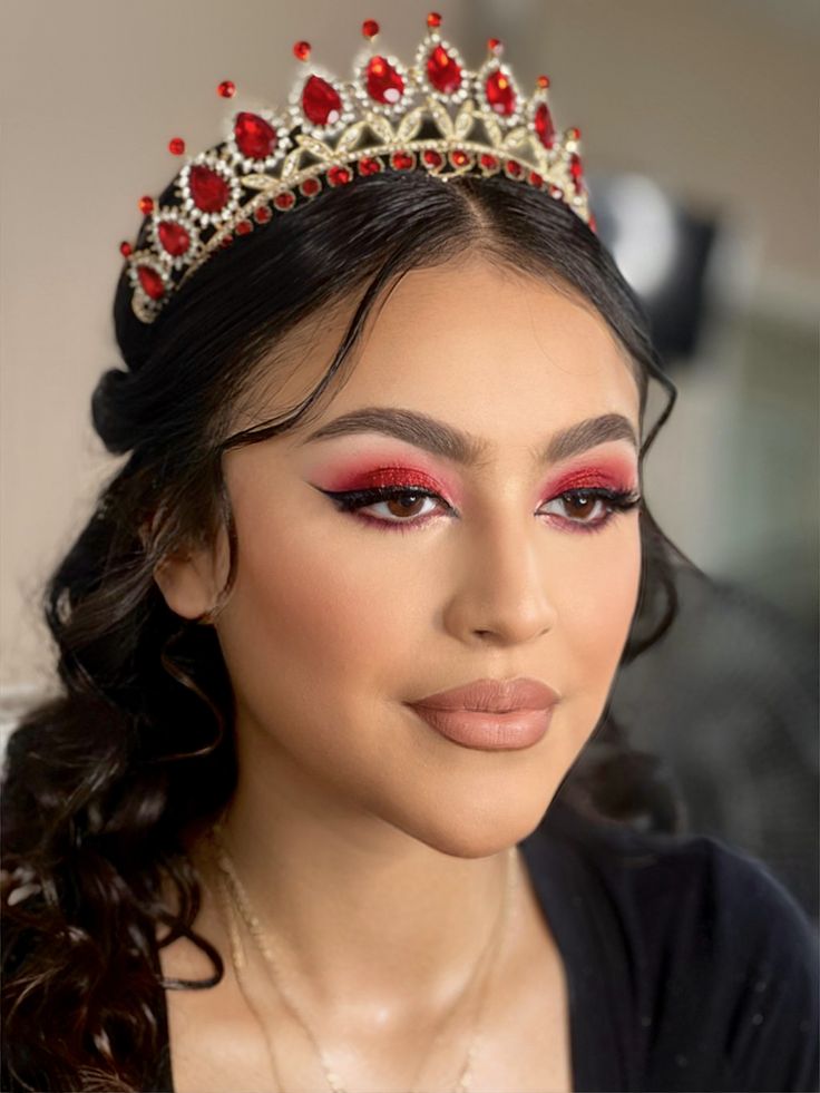 Party Night Makeup Ideas, Make Up For Party Night, Makeup Ideas Red Lips, Night Makeup Ideas, Makeup Party Night, Sweet 16 Makeup, Red Eyeshadow Makeup, Red Quinceanera Ideas, Gold Eyeshadow Looks