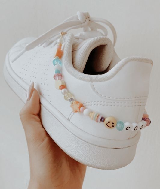 Trendy Jewelry Ideas, Sneaker Aesthetic, قلادات متدلية, Beaded Shoes, Preppy Jewelry, Bead Charms Diy, Diy Bracelet Designs, Beads Bracelet Design, Handmade Jewelry Tutorials