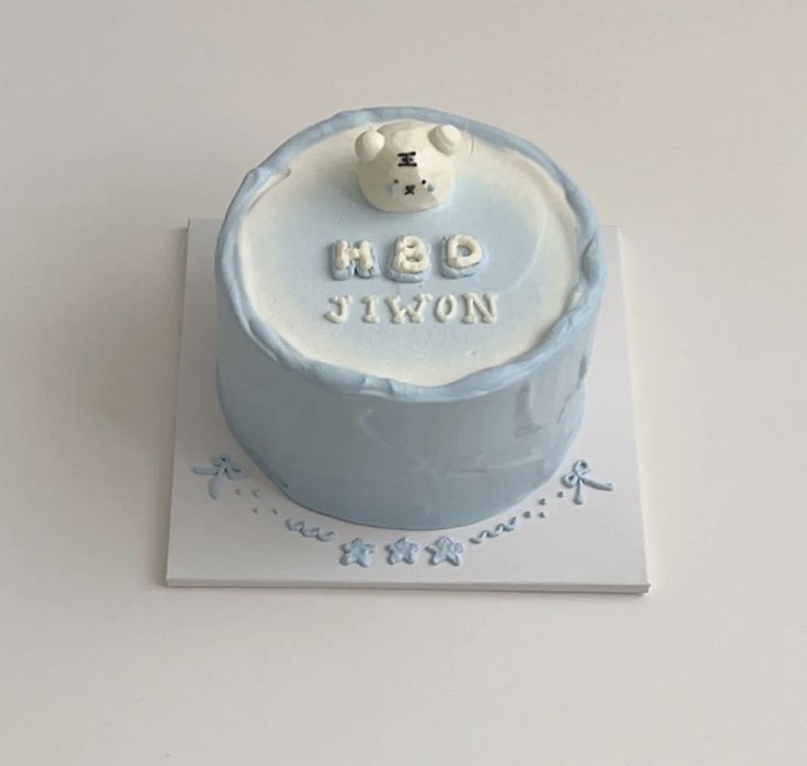 there is a blue cake with a bear on top that says h & o bryson