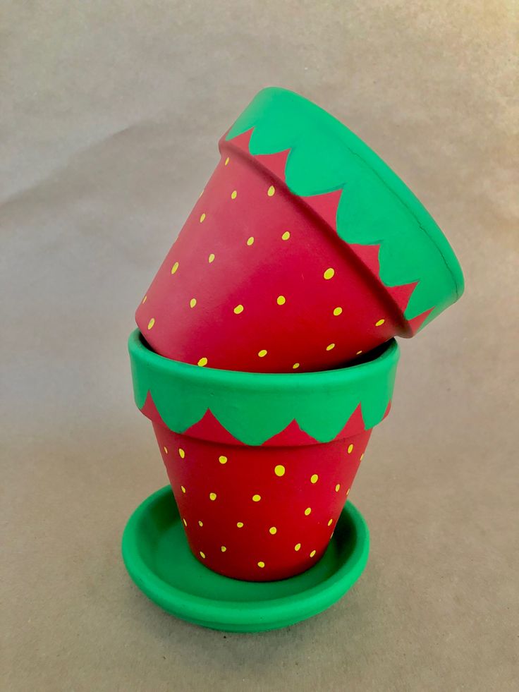 two hand painted strawberry planters for indoor plants Kids Painted Terracotta Pots, Strawberry Plant Pot Painted, Red Pot Painting Ideas, Diy Strawberry Pot, Strawberry Terracotta Planter, Painted Garden Pots Ideas, Mini Planter Ideas, Pot Plant Designs Diy Painting, Flower Pot Inspiration