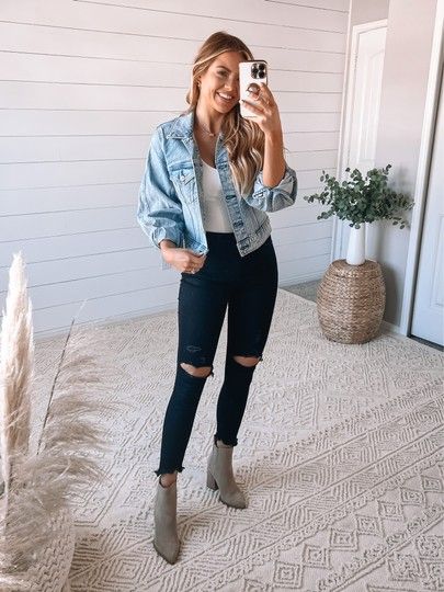 Jean Jacket Bar Outfit, Jean Jacket Black Jeans Outfit, Black Jean Concert Outfit, Black Jeans With Jean Jacket, Dressy Jean Jacket Outfits, Country Concert Outfit Black Jeans, Black Jeans And Jean Jacket Outfit, Black Jeans Concert Outfit, Short Jean Jacket Outfits