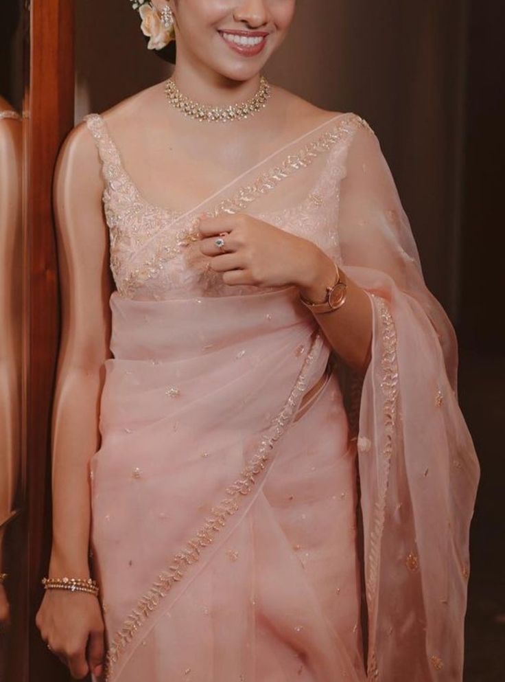 Organza Saree Wedding Look, Blouse Design For Embroidery Saree, How To Remove Dullness From Face, Saree Ideas For Wedding Party, Pestal Colour Sarees, Blouse Ideas For Organza Sarees, Saree Engagement Look, Organza Saree Look, Pastel Saree