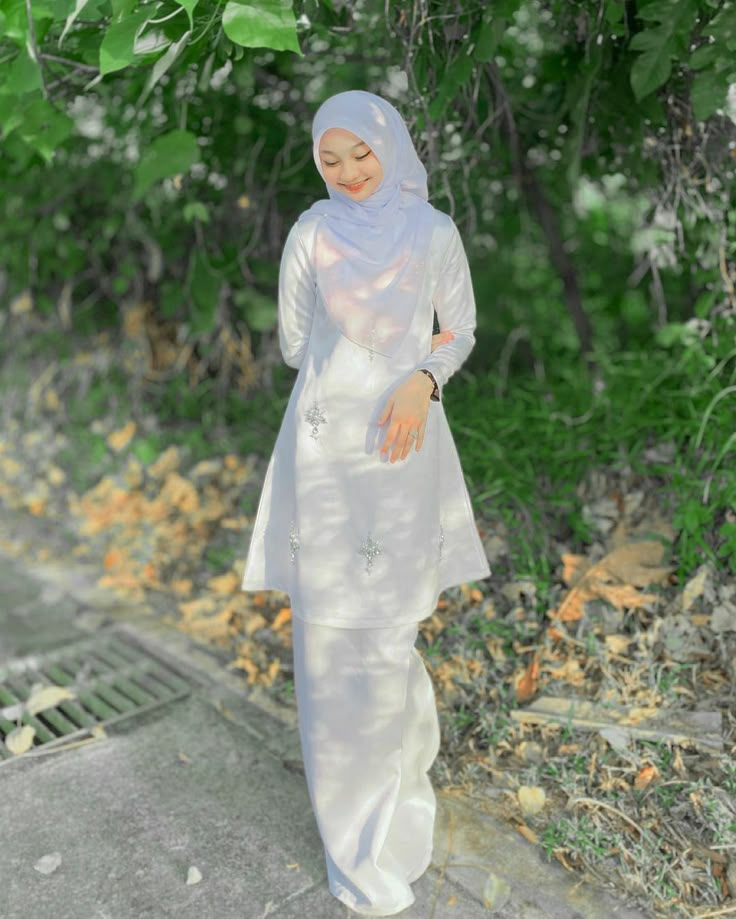 @aireenasf Hari Raya Pose Ideas, Raya Ootd Pose, Baju Kurung Modern Style, Ootd Hari Raya, Baju Raya Ideas Modern, Malaysian Outfit, Baju Raya Ideas, Malaysian Hijab Style, Outfit Hari Raya