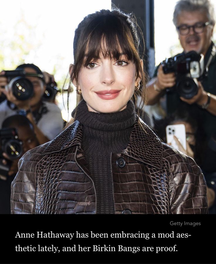 Anne Hathaway Bangs, Birkin Bangs, Michael Kors Fashion, French Beauty, Devil Wears Prada, How To Style Bangs, French Hair, Long Hair With Bangs, Anne Hathaway