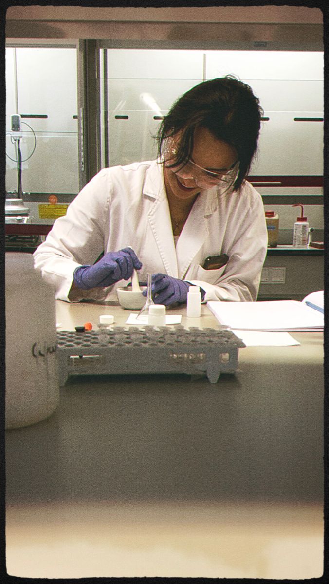 Science Aesthetic Pharmacy, Pharmacy Lab, Lab Aesthetic, Woman In Stem, Medicine University, Prayer Vision Board, Medical School Life, Ali Hazelwood, Biology Labs