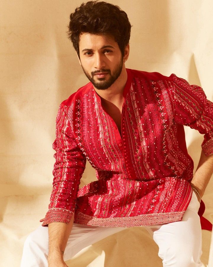 Red Kurta For Men, Rohit Suresh Saraf, Gents Suit Design, Traditional Indian Mens Clothing, Rohit Saraf, Indian Wedding Suits Men, Latest Kurta Designs, Pajama Men, Man Dress Design