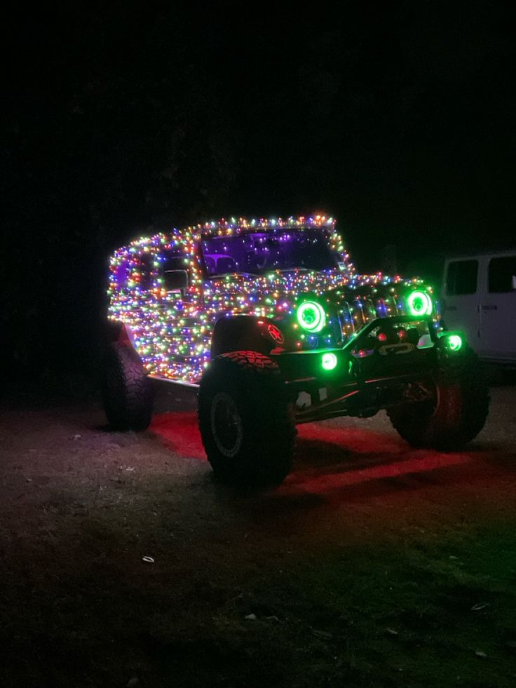 Jeep decorated with Christmas lights Xmas Car Decorations, Christmas Lights On Truck, Jeep Christmas Lights, Christmas Lights On Car, Christmas Jeep Wrangler, Jeep Wrangler Christmas Decorations, Christmas Jeep Decorations, Decorate Jeep For Christmas, Jeep Wrangler Christmas