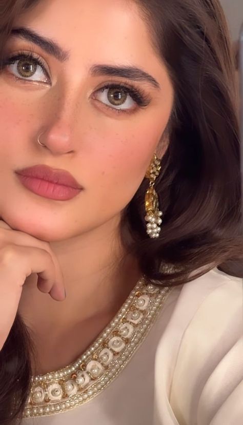 Makeup For Pakistani Wedding, Pakistani Make Up Look, Pakistani Look Makeup, Makeup Looks For Pakistani Wedding, Indian Simple Makeup Looks, White Suit Makeup Look Indian, Simple Pakistani Makeup, Eye Makeup For White Outfit, Desi Wedding Makeup Looks