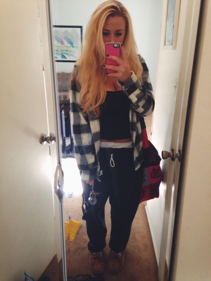 oversized flannel & baggy sweats Sweatpants Outfit Cute, Timberlands Outfit, Eboy Aesthetic Outfits, Flannel Outfits Summer, Baggy Sweats, 2010s Aesthetic, Baggy Shirts, Outfits 2014, Closet Clutter