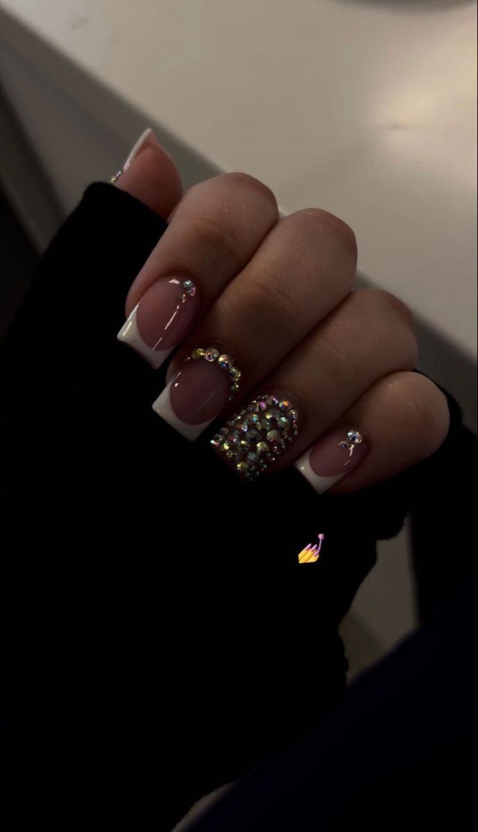 Simple Short Nail Designs With Rhinestones, Long Acrylic Nails Rhinestones, Nails Latina Medium, Simple Short Birthday Nails, Short Nail Designs With Rhinestones Gems, Unique Square Acrylic Nails, Glam Short Nails, Short Nails With Bling, Short Nails With Rhinestones Bling