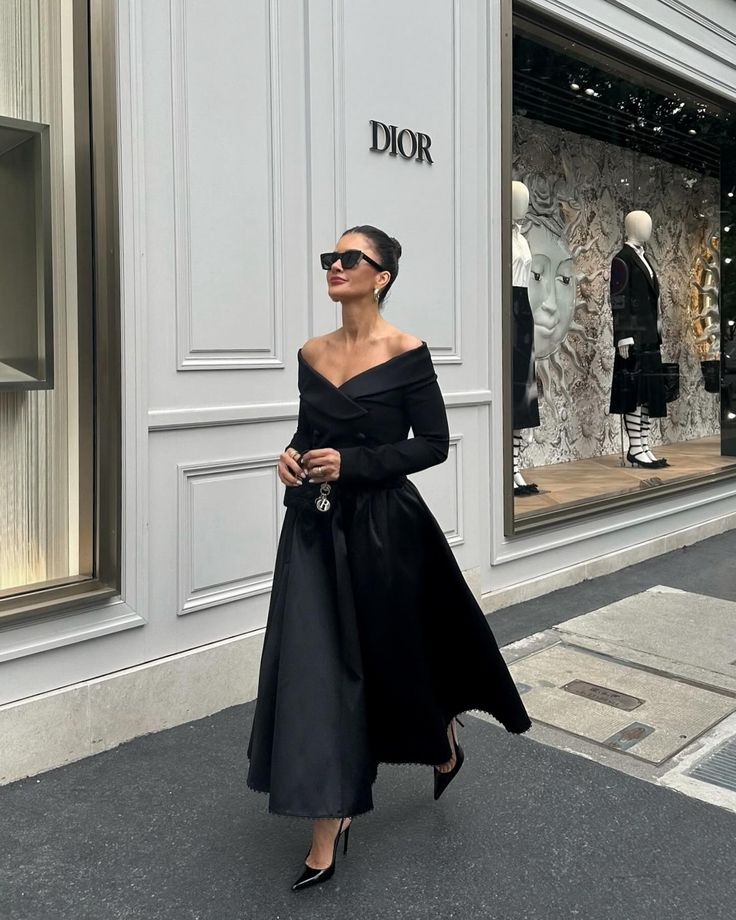 Füsun Lindner | 30 Avenue Montaigne, the heart of Dior�… with a little sprinkle of classic Hollywood glam! ✨ @dior | Instagram Classy Black Dresses, Elegant Dresses Classy Chic, Hollywood Glam Dress, Dior Street Style, Black And White Cocktail Dresses, Black Dress Elegant, Dior Dresses, Midi Dress Outfit, Corporate Dress