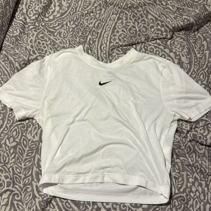 Size Small Never Worn Brand New No Tags White Cropped T-shirt With Logo Print For Spring, Spring White Cropped T-shirt With Logo, Casual White Cropped T-shirt With Logo Print, Simple White Crew Neck Top, Simple White Tops With Graphic Print, Nike White Tops For Summer, Basic Nike Crew Neck Top, White Nike Tops For Spring, Nike Basic Top With Graphic Print