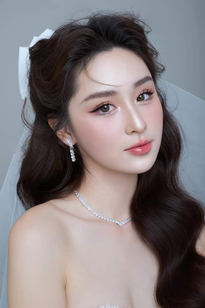 Douyin Makeup For Wedding, Wedding Makeup Douyin, Hairdo For Round Face Wedding, Korean Wedding Makeup The Bride, Korean Wedding Makeup Look, Korean Bride Makeup, Asian Wedding Hairstyles, Wedding Hairstyles Asian, Bride Makeup Asian