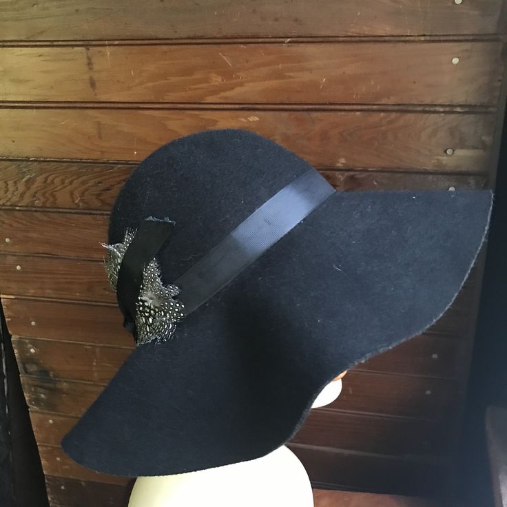 "Wide brim black wool hat. Cynthia Rowley late seventies early eighties. Feather and black ribbon decoration  Size0/s inside circumference is 20\" Excellent condition( I apologize, I have a white cat. The hat will be lint free on arrival!)" Vintage Fedora For Fall Party, Adjustable Wide Brim Felt Hat For Evening, Black Vintage Fur Felt Fedora, Vintage Black Fur Felt Fedora, Curved Brim Felt Hat For Evening In Fall, Wide Brim Hats For Winter Evenings, Flat Brim Top Hat For Winter Evenings, Winter Evening Fedora Felt Hat, Brimmed Evening Hats For Winter