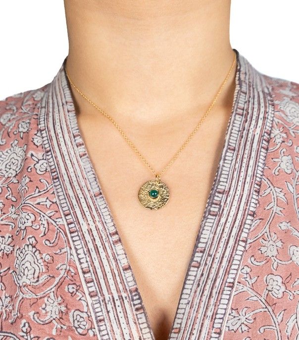 Collier 44 cm avec onyx vert

Détails
Jaipur, la ville rose, est aussi connue pour son magnifique artisanat de bijoux et de pierres précieuses. Les grands joailliers du monde entier s'inspirent des créations ancestrales des bijoux des Maharajas.

Ce collier plaqué or indien et orné d'onyx vert, joue la tendance du bohème-chic et de la simplicité. Son style raffiné donne à cet accessoire une touche de glamour en plus. Facile à porter, ce collier boho chic indien accessoirisera vos tenues les plus Gold Plated Birthstone Necklace With Round Pendant, Gold Plated Round Pendant Chain Necklace, Gold Plated Fine Jewelry Chain Necklace With Round Pendant, Gold Plated Chain Necklace With Round Pendant, Gold Gemstone Necklace For May Birthstone, Plated Metal Pendant Jewelry, Dainty Metal Plated Jewelry, Dainty Plated Metal Jewelry, Metal Pendant Jewelry Plated