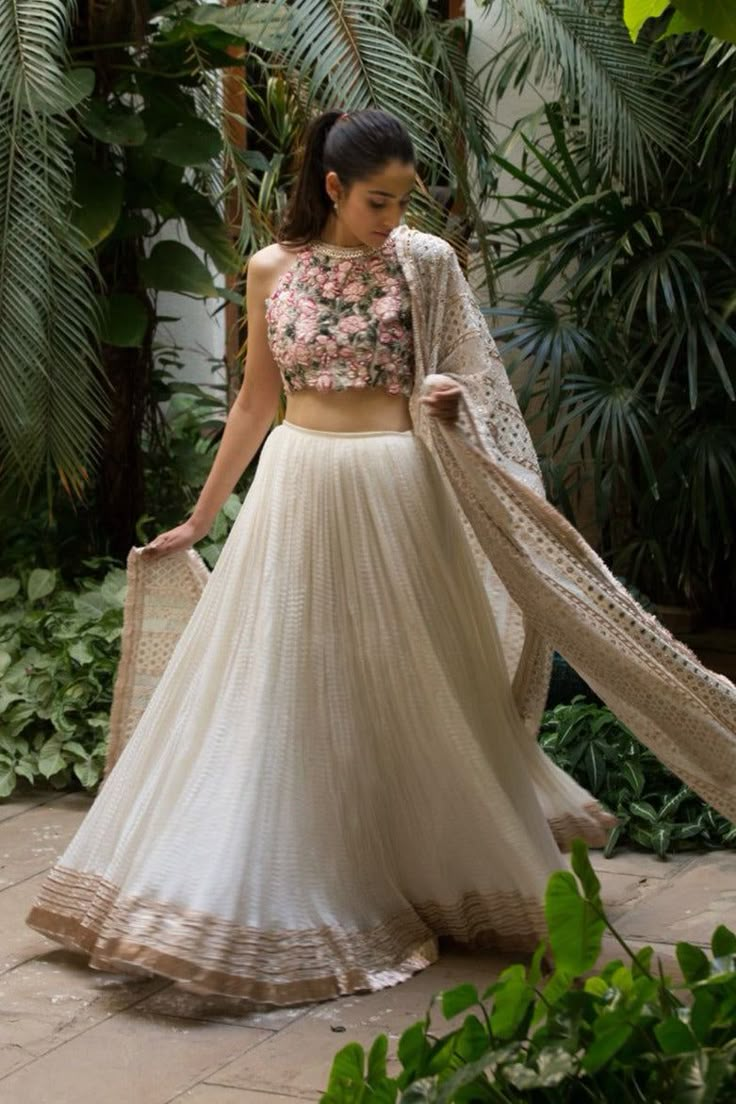 Blouse Lehenga with Chikankari Dupatta for Wedding Lehenga Blouse Designs For Wedding, White Chikankari Dress Design, White Wedding Lehenga Indian Outfits, Chikan Kari Lehenga, White Lehenga Bridesmaid, Flowy Lehenga Designs, Engagement Party Outfit Guest Indian, Wedding Guest Lehenga Look, Chiffon Lehenga Designs