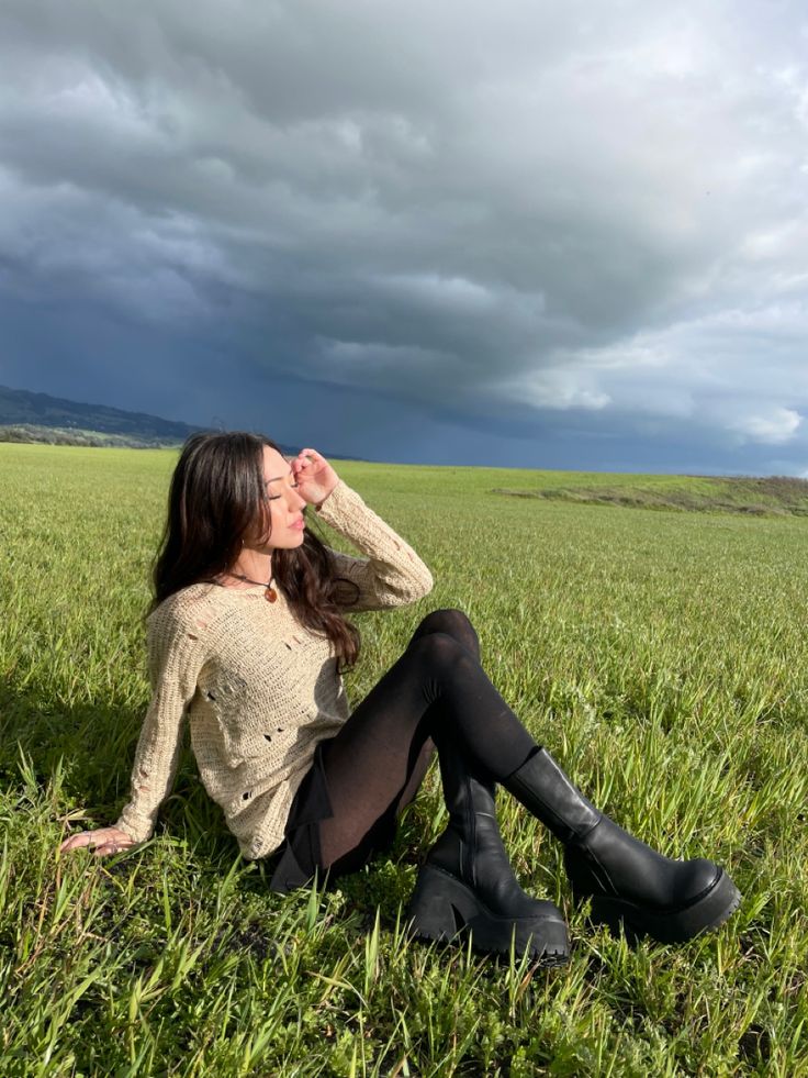 Sky big boots chunky 90s beige top with rips in it, black skirt clouds mountains girl sitting in grass Unif Parker Boots, Unif Boots, Parker Boots, Tiktok Y2k, Figure Me Out, Indie Alt, Fashion 90s, Platform Heels Chunky, Instagram Pose