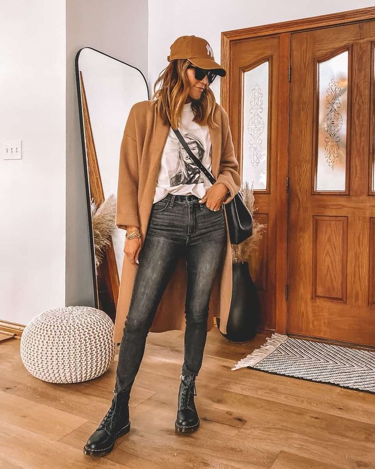 Jeans And Combat Boots Outfit, Combat Boots Fall Outfit, Dr Martens Outfit Fall, Outfits With Combat Boots, Combat Boots Outfit Fall, Dr Martens Boots Outfit, Dr Martens Boots Women, Dr Martens Combat Boots, Grunge Girls