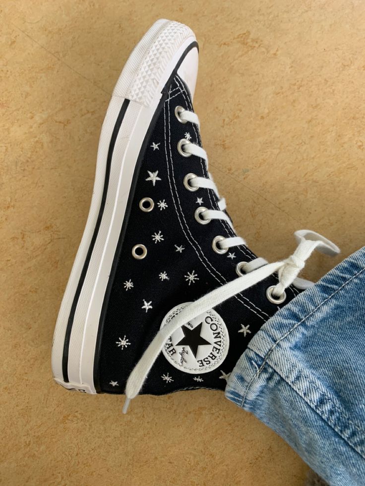 Zapatillas All Star, Embroidered Converse, Black Converse, Cute Nike Shoes, Cute Nikes, Decorated Shoes, Shoe Inspo, Converse All Star, Converse Shoes